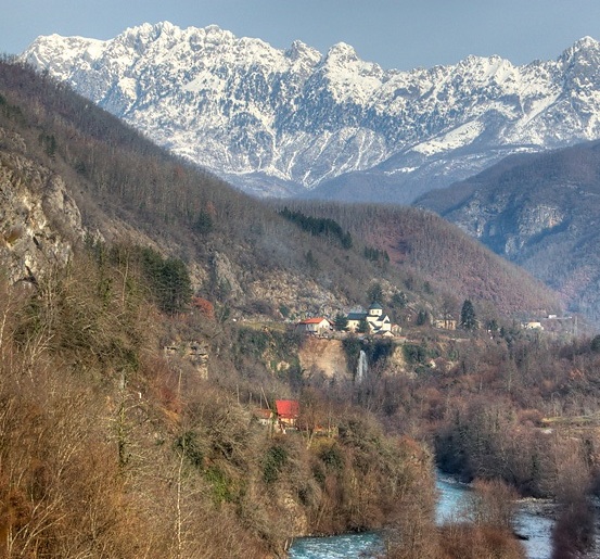 Vienuolynas įkurtas tarp kalnų prie Moračos upės